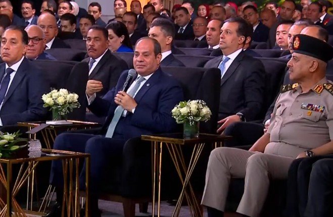 الرئيس المصري يزيح الستار عن لوحة تذكارية إيذانا بافتتاح المرحلة الأولى من مدينة مستقبل مصر الصناعية الرئيس المصري يزيح الستار عن لوحة تذكارية إيذانا بافتتاح المرحلة الأولى من مدينة مستقبل مصر الصناعية