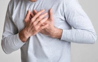 طبيب مصري يكشف الفرق بين الذبحة الصدرية والنغصات القلبية