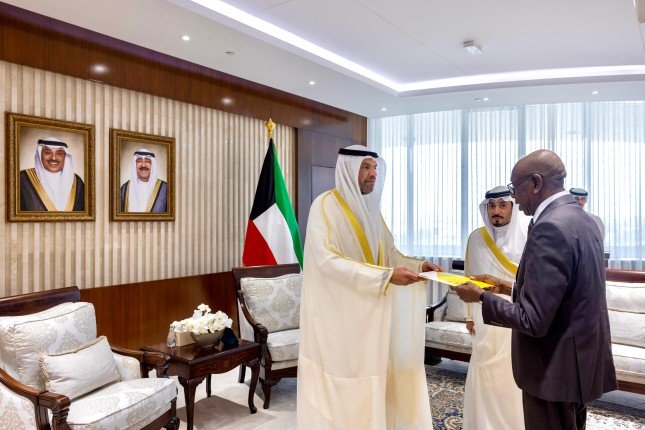 وزير الخارجية الكويتي يتسلم نسخة من أوراق اعتماد سفير ليبيريا لدى بلاده وزير الخارجية الكويتي يتسلم نسخة من أوراق اعتماد سفير ليبيريا لدى بلاده