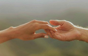 بين رجاحة العقل وضعف القلب: حين يقع الرجل في الحب