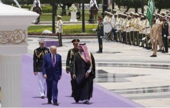 لماذا استبدلت السعودية السجادة الحمراء في مراسم استقبال ترامب؟.. ( تفاصيل)