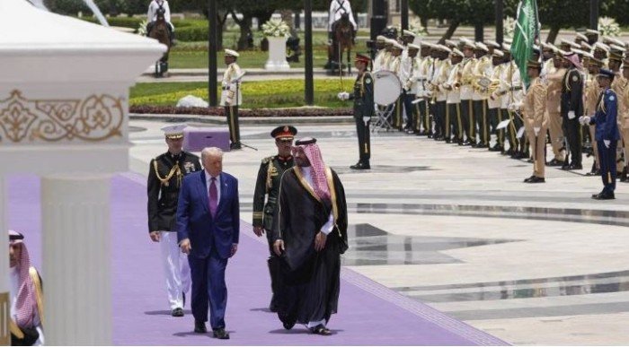 لماذا استبدلت السعودية السجادة الحمراء في مراسم استقبال ترامب؟.. ( تفاصيل) لماذا استبدلت السعودية السجادة الحمراء في مراسم استقبال ترامب؟.. ( تفاصيل)