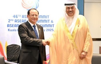 ولي العهد الكويتي يلتقي رئيس وزراء جمهورية لاوس