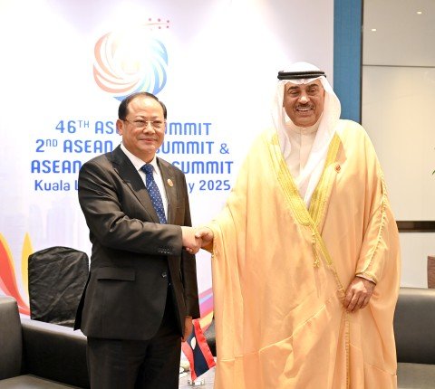 ولي العهد الكويتي يلتقي رئيس وزراء جمهورية لاوس ولي العهد الكويتي يلتقي رئيس وزراء جمهورية لاوس