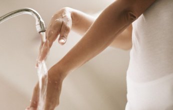 4 أخطاء شائعة في غسل اليدين.. .قد تنشر الجراثيم بدلًا من القضاء عليها!