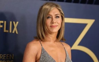 رجل يقتحم منزل النجمة الأمريكية جينيفر أنيستون بسيارته