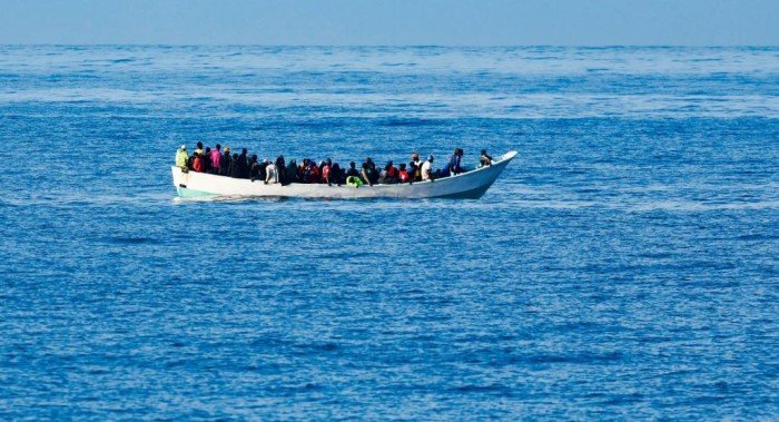 مصرع 5 أشخاص إثر انقلاب قارب مهاجرين في ميناء بجزر الكناري مصرع 5 أشخاص إثر انقلاب قارب مهاجرين في ميناء بجزر الكناري