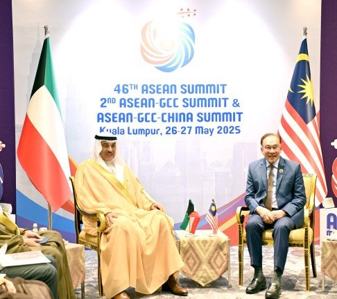 ممثل أمير الكويت "ولي العهد" يلتقي رئيس وزراء ماليزيا ممثل أمير الكويت "ولي العهد" يلتقي رئيس وزراء ماليزيا