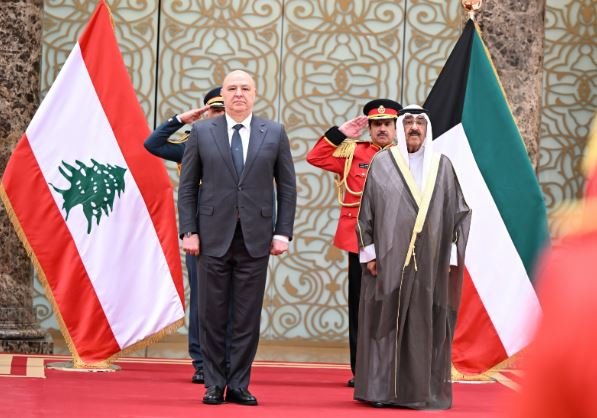 الرئيس اللبناني يصل إلى الكويت في زيارة رسمية الرئيس اللبناني يصل إلى الكويت في زيارة رسمية