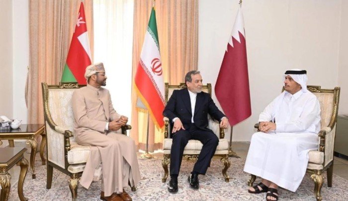 رئيس الوزراء القطري يبحث مستجدات الأوضاع الإقليمية مع وزيري خارجية عمان وإيران رئيس الوزراء القطري يبحث مستجدات الأوضاع الإقليمية مع وزيري خارجية عمان وإيران