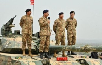 رئيس الأركان الباكستاني يتوعد الهند برد "سريع وحاسم" على أي مغامرة عسكرية.. هل تندلع الحرب بين الجارتين؟