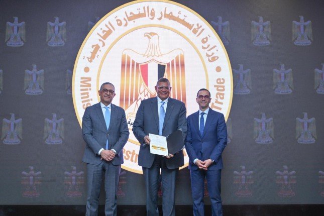 مصر: وزير الاستثمار والتجارة الخارجية يسلم 6 رخص ذهبية جديدة لعدد من المشروعات الاستثمارية مصر: وزير الاستثمار والتجارة الخارجية يسلم 6 رخص ذهبية جديدة لعدد من المشروعات الاستثمارية