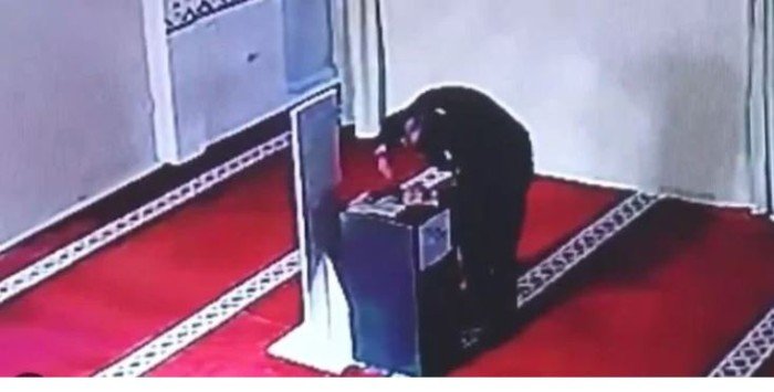 جريمة غريبة في بيت الله: ضبط عاطل سرق هاتفا من مسجد في مصر جريمة غريبة في بيت الله: ضبط عاطل سرق هاتفا من مسجد في مصر