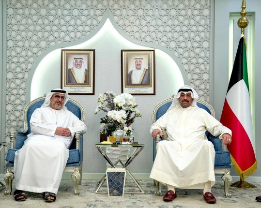 وزير الدفاع الكويتي يبحث مع السفير الإماراتي أهم المواضيع ذات الاهتمام المشترك وزير الدفاع الكويتي يبحث مع السفير الإماراتي أهم المواضيع ذات الاهتمام المشترك