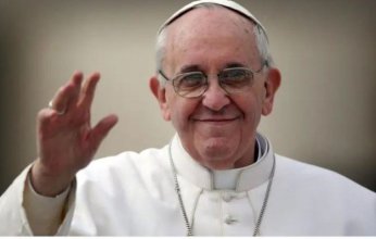 تلبية لوصية البابا فرنسيس: تحويل سيارته إلى عيادة صحية متنقلة لخدمة أطفال غزة