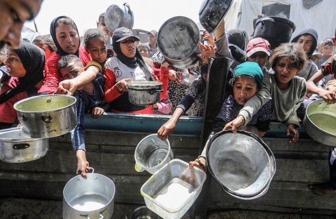 "حماس" ترفض استخدام المساعدات الإنسانية كأداة ضغط وتدعو لآلية توزيع مستقلة بإشراف أممي "حماس" ترفض استخدام المساعدات الإنسانية كأداة ضغط وتدعو لآلية توزيع مستقلة بإشراف أممي