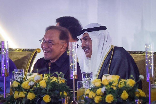 رئيس وزراء ماليزيا يشيد بحضور ولي عهد الكويت قمة آسيان والخليج والصين رئيس وزراء ماليزيا يشيد بحضور ولي عهد الكويت قمة آسيان والخليج والصين