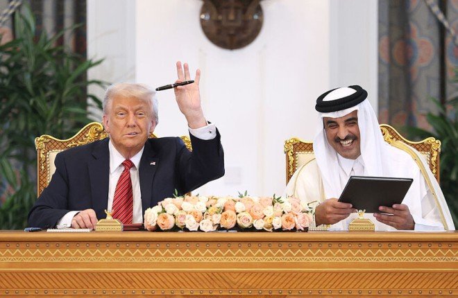 أمير قطر والرئيس الأمريكي يشهدان توقيع عدة اتفاقيات مشتركة أمير قطر والرئيس الأمريكي يشهدان توقيع عدة اتفاقيات مشتركة
