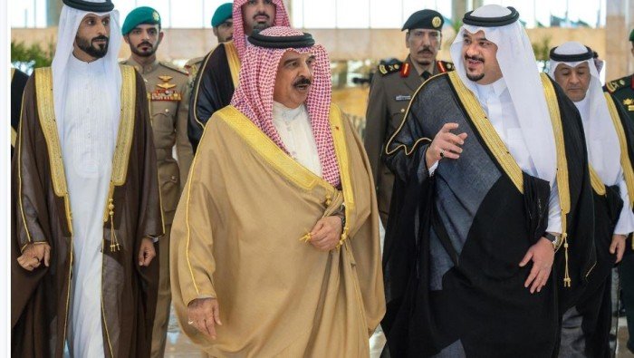 ملك البحرين يصل إلى الرياض للمشاركة في القمة الخليجية الأمريكية ملك البحرين يصل إلى الرياض للمشاركة في القمة الخليجية الأمريكية