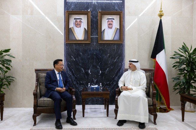 نائب وزير الخارجية الكويتي يستقبل السفير الصيني لدى البلاد بمناسبة انتهاء فترة عمله نائب وزير الخارجية الكويتي يستقبل السفير الصيني لدى البلاد بمناسبة انتهاء فترة عمله
