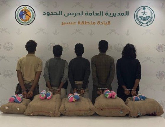 ضبط 5 أشخاص لتهريبهم كمية من نبات القات المخدر بمنطقة عسير ضبط 5 أشخاص لتهريبهم كمية من نبات القات المخدر بمنطقة عسير