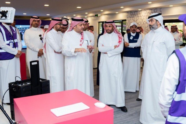 السواحة يتفقَّد جاهزية القطاع التقني وشبكات الاتصالات لتقديم تجربة حج استثنائية السواحة يتفقَّد جاهزية القطاع التقني وشبكات الاتصالات لتقديم تجربة حج استثنائية