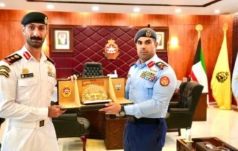 الجيش الكويتي يكرم صاحب "أسرع ماراثون في زي عسكري كامل"