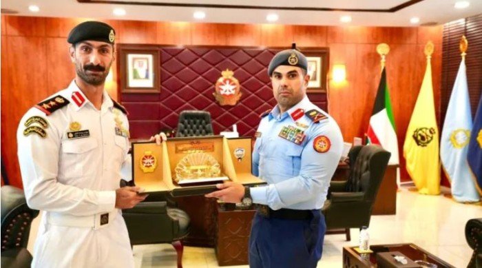 الجيش الكويتي يكرم صاحب "أسرع ماراثون في زي عسكري كامل" الجيش الكويتي يكرم صاحب "أسرع ماراثون في زي عسكري كامل"