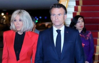 شاهد | بالفيديو.. الرئيس ماكرون يتلقى صفعة من زوجته على متن الطائرة