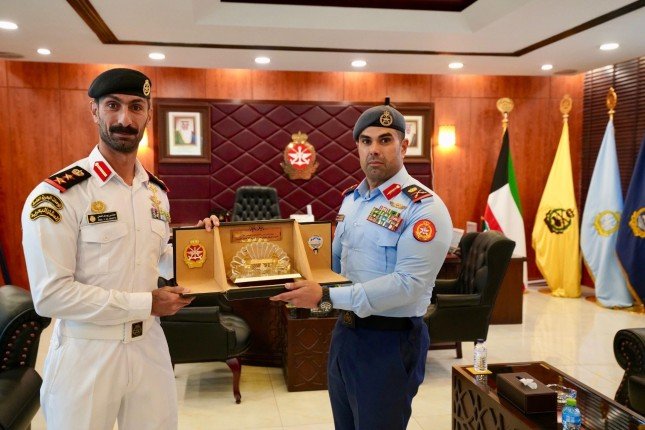 الكويت.. نائب رئيس الأركان يكرم ضابطا بحريا لتسجيله لقب (أسرع ماراثون في زي عسكري كامل) بموسوعة (غينيس) الكويت.. نائب رئيس الأركان يكرم ضابطا بحريا لتسجيله لقب (أسرع ماراثون في زي عسكري كامل) بموسوعة (غينيس)