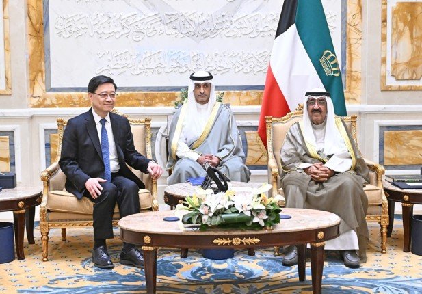 أمير الكويت يستقبل رئيس منطقة هونغ كونغ الإدارية بمناسبة زيارته للبلاد أمير الكويت يستقبل رئيس منطقة هونغ كونغ الإدارية بمناسبة زيارته للبلاد