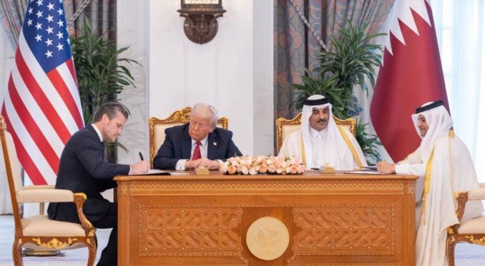 أمير قطر وترامب يشهدان توقيع اتفاقيات في مجالي الطيران والدفاع أمير قطر وترامب يشهدان توقيع اتفاقيات في مجالي الطيران والدفاع