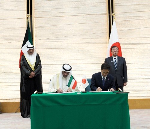 ولي العهد الكويتي ورئيس الوزراء الياباني يحضران مراسم توقيع اتفاقيات ومذكرات تعاون بين البلدين الصديقين ولي العهد الكويتي ورئيس الوزراء الياباني يحضران مراسم توقيع اتفاقيات ومذكرات تعاون بين البلدين الصديقين