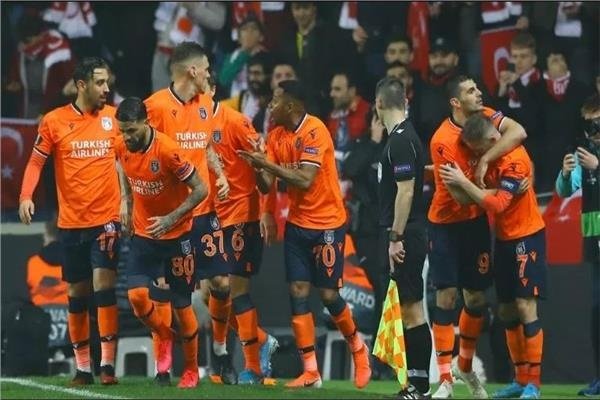 شاهد الأن.. مواجهة قوية بين إسطنبول باشاك شهير وهاتاي سبور في الدوري التركي شاهد الأن.. مواجهة قوية بين إسطنبول باشاك شهير وهاتاي سبور في الدوري التركي