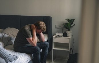 هل الاكتئاب والشعور بالوحدة في منتصف العمر مؤشر مبكر على آلام جسدية مستقبلا؟ دراسة حديثة تجيب