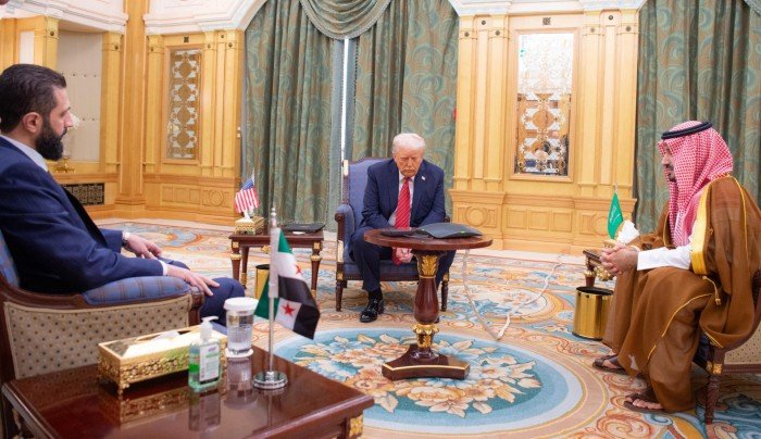 الرئيس الأمريكي ترامب يلتقي الشرع بالرياض بعد إعلانه رفع العقوبات عن سوريا الرئيس الأمريكي ترامب يلتقي الشرع بالرياض بعد إعلانه رفع العقوبات عن سوريا