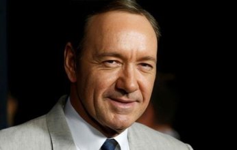 الممثل الأمريكي كيفن سبيسي يعود إلى الأضواء في كان… تكريم مثير للجدل بعد تبرئته من تهم الاعتداء الجنسي