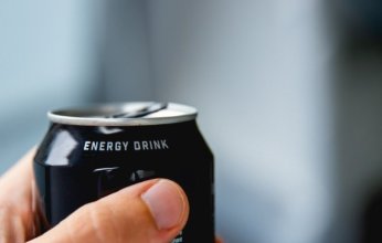 دراسة حديثة تحذر: مكون شائع في مشروبات الطاقة قد يسرّع نمو السرطان