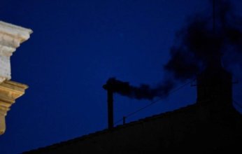 الدخان الأسود في سماء الفاتيكان.. ماذا القصة؟