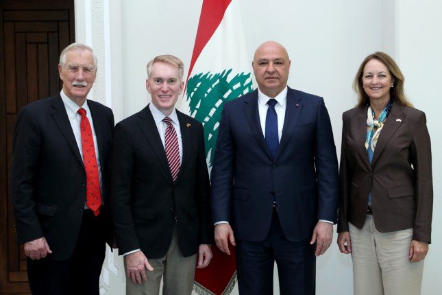الرئيس اللبناني يبحث مع وفد أمريكي ملف النازحين والسلاح الفلسطيني.. ما التفاصيل؟ الرئيس اللبناني يبحث مع وفد أمريكي ملف النازحين والسلاح الفلسطيني.. ما التفاصيل؟
