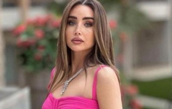 بالفيديو.. النجمة هنا الزاهد تخطف الأنظار من شوارع باريس.. .بـ"شبشب الفندق"!