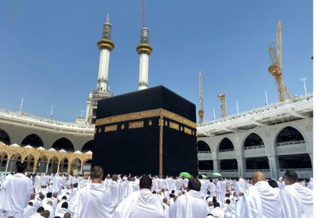 الملك سلمان يوجه باستضافة 1300 حاج من 100 دولة لأداء مناسك الحج هذا العام الملك سلمان يوجه باستضافة 1300 حاج من 100 دولة لأداء مناسك الحج هذا العام