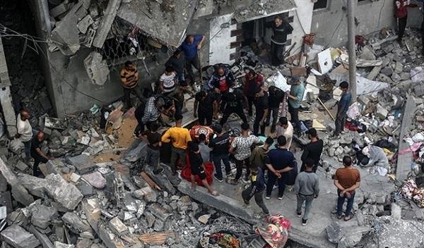 11 شهيدا فلسطينيا بينهم أطفال من عائلة واحدة بقصف الاحتلال الإسرائيلي لمنزل شرق خان يونس 11 شهيدا فلسطينيا بينهم أطفال من عائلة واحدة بقصف الاحتلال الإسرائيلي لمنزل شرق خان يونس