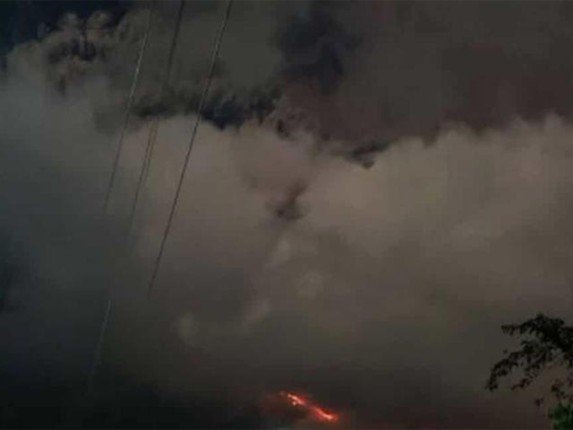 انفجار جديد في بركان كانلاون في الفلبين.. وتحذيرات من تدفقات الحمم والانهيارات انفجار جديد في بركان كانلاون في الفلبين.. وتحذيرات من تدفقات الحمم والانهيارات