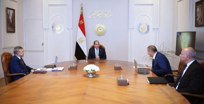 الرئيس المصري يجتمع مع رئيس هيئة قناة السويس ورئيس شركة ترسانة جنوب البحر الأحمر الرئيس المصري يجتمع مع رئيس هيئة قناة السويس ورئيس شركة ترسانة جنوب البحر الأحمر