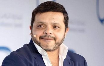 محمد هنيدي يتوَّج أيقونة الدورة الـ15 لمهرجان الإسكندرية المسرحي