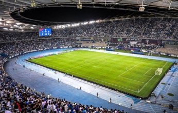 تحول الملعب إلى "حلبة مصارعة".. مشاجرة بين اللاعبين خلال مباراة الكويت والعربي