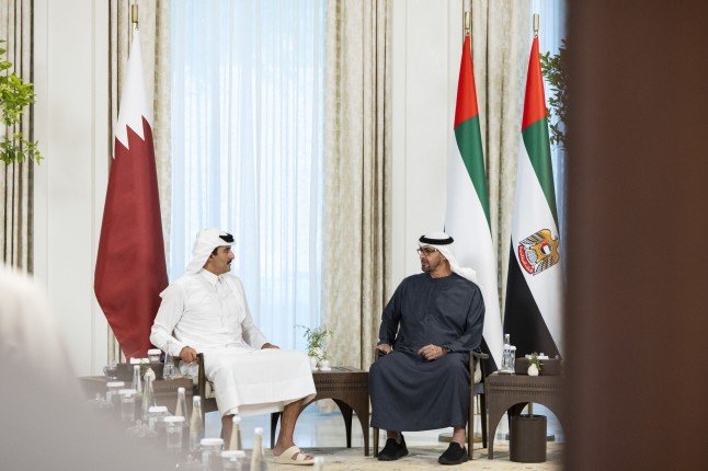 رئيس الإمارات وأمير قطر يبحثان العلاقات الأخوية وآخر التطورات الإقليمية والدولية رئيس الإمارات وأمير قطر يبحثان العلاقات الأخوية وآخر التطورات الإقليمية والدولية