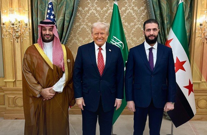 ترامب: رفع العقوبات المفروضة وتولي قيادة جديدة يمهدان لنهضة سوريا ترامب: رفع العقوبات المفروضة وتولي قيادة جديدة يمهدان لنهضة سوريا