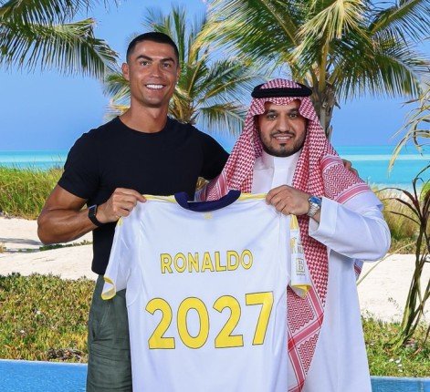 رونالدو في أول تعليق بعد تجديد عقده مع النصر: "فصل جديد بنفس الشغف والحلم" رونالدو في أول تعليق بعد تجديد عقده مع النصر: "فصل جديد بنفس الشغف والحلم"